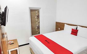 RedDoorz near Prambanan Temple